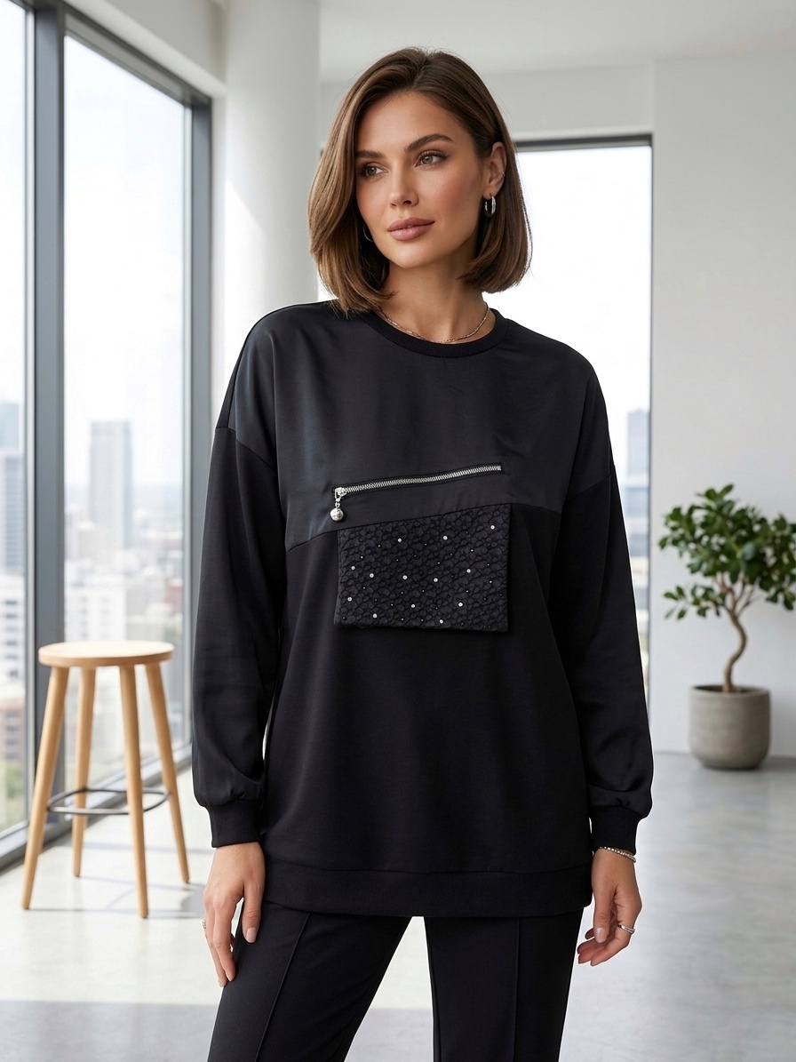 Kol uçlarında ve etek boyunda kullanılan esnek ribana detayları, formun korunmasına yardımcı olurken sportif bir şıklık sunar.