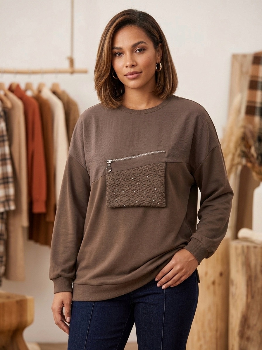 Kol uçlarında ve etek boyunda kullanılan esnek ribana detayları, formun korunmasına yardımcı olurken sportif bir şıklık sunar.