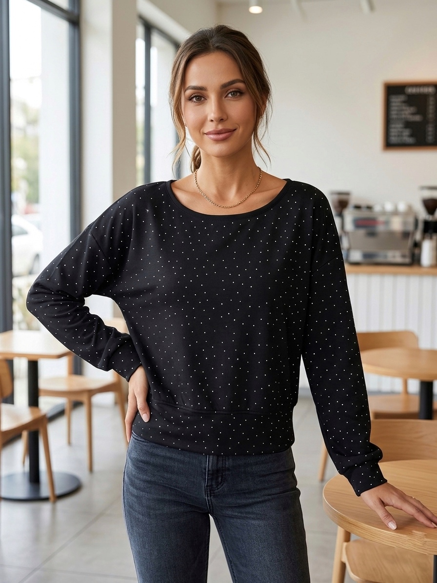 Siyah zemin üzerine minik gümüş/beyaz puantiye veya taş baskı detayları. Bu desen, ürüne gece gökyüzü ışıltısı katarak klasik bir parçayı daha iddialı hale getiriyor.